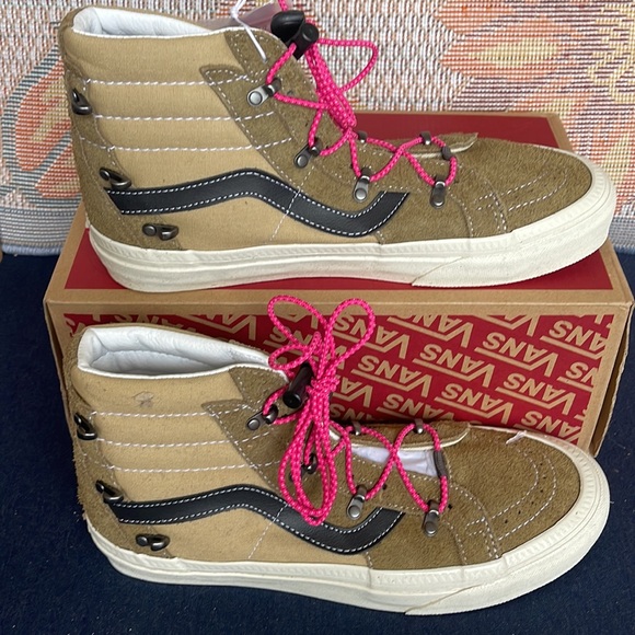 Vans WMNS Sk8-Hi Echo Dx
(Hairy Suede) Butternut/T
VNOA7Q50B75
Sneakers - Picture 2 of 16
